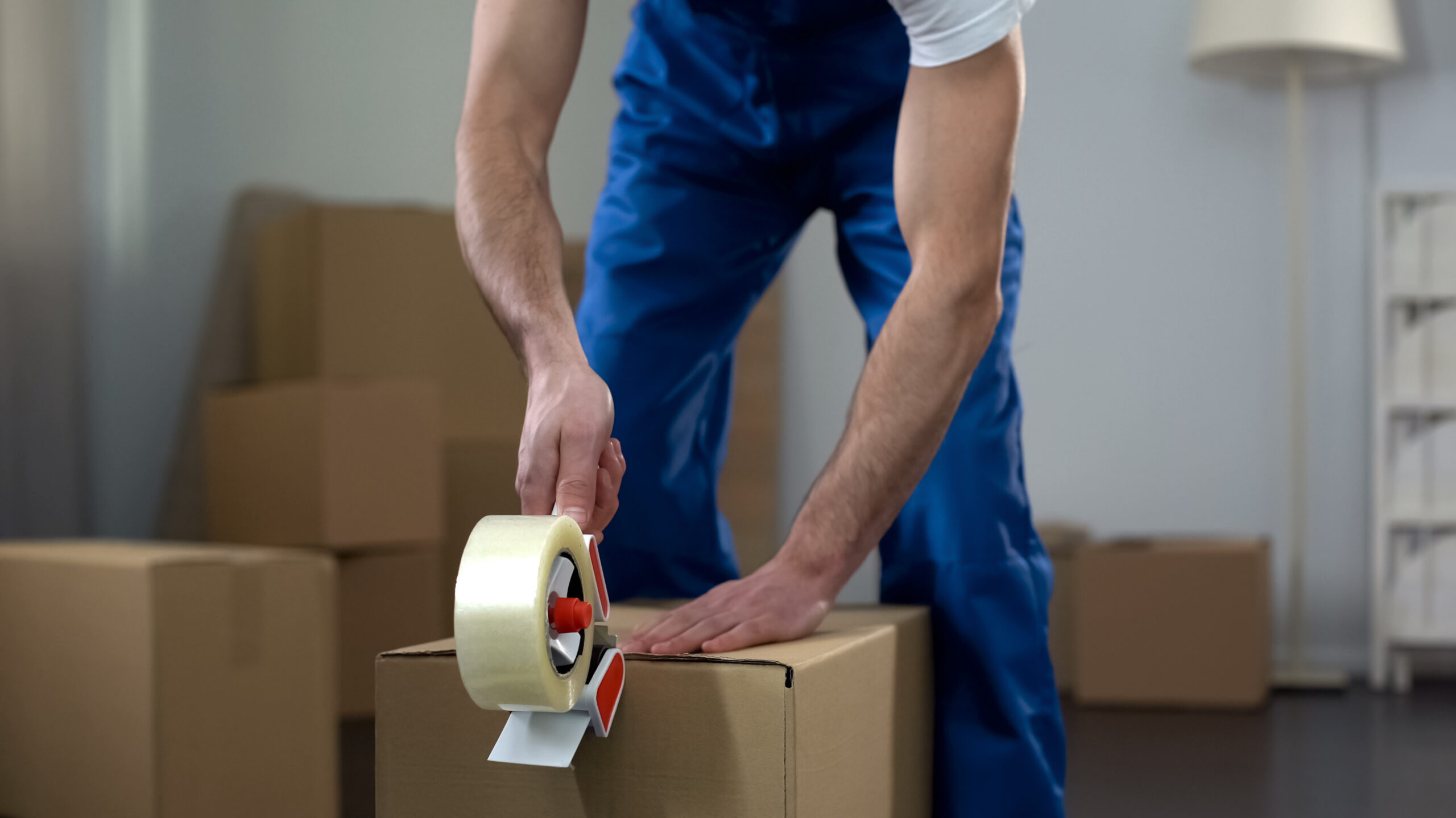 Read more about the article Is It Better to Hire Movers or Move Yourself?